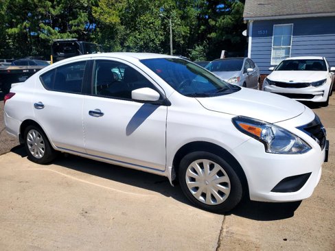 Used 2018 Nissan Versa SV image 3