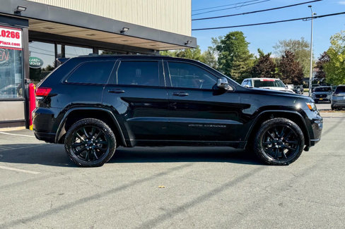 Used 2018 Jeep Grand Cherokee Altitude image 3