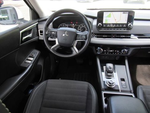 Used 2022 Mitsubishi Outlander SE image 13