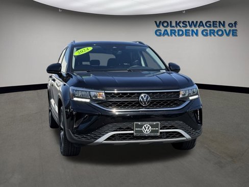 Used 2024 Volkswagen Taos SE image 2