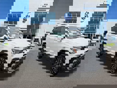 New 2025 Volkswagen Taos SE image 1