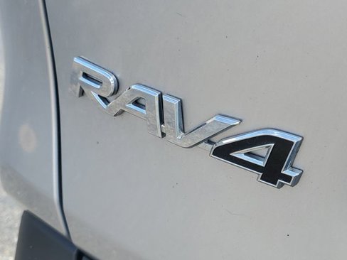 Used 2020 Toyota RAV4 LE image 6