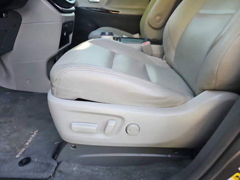 Used 2016 Toyota Sienna XLE Premium image 10