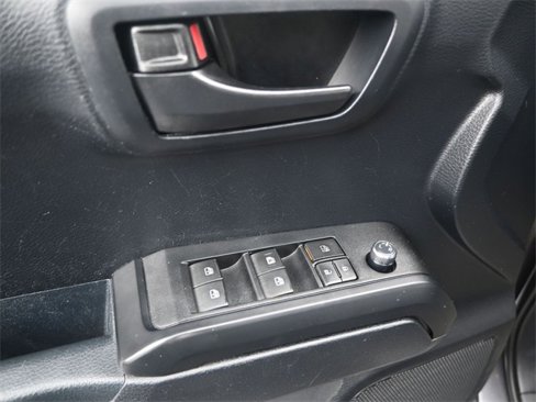 Used 2018 Toyota Tacoma SR image 11