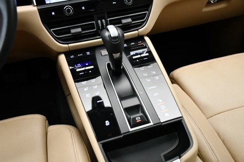 Certified 2023 Porsche Macan image 32