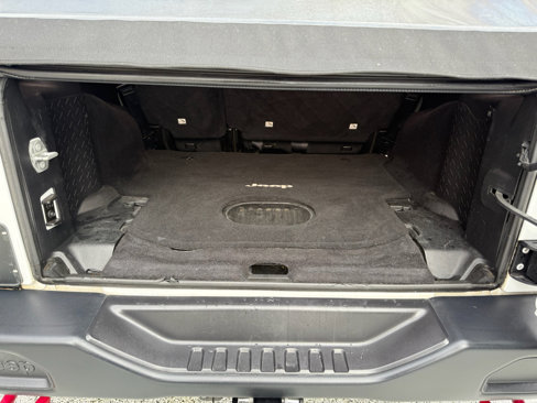 Used 2016 Jeep Wrangler Unlimited Rubicon image 9