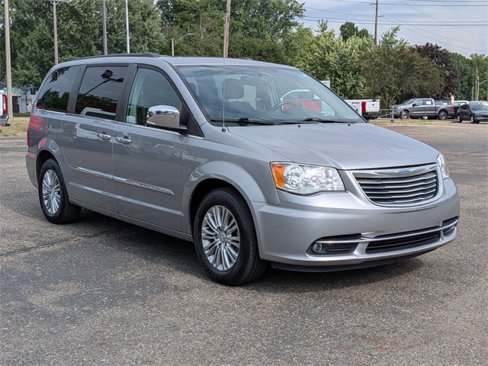 Used 2015 Chrysler Town & Country Touring-L w/ Driver Convenience Group image 7