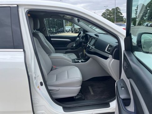 Used 2017 Toyota Highlander LE image 34