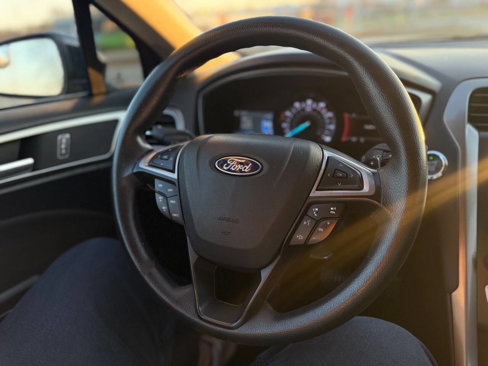 Used 2018 Ford Fusion SE w/ Fusion SE Technology Package image 12