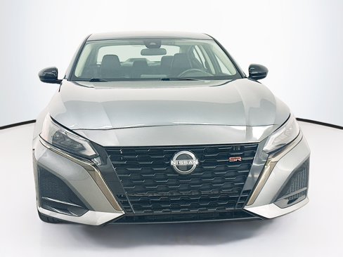 Used 2023 Nissan Altima 2.5 SR image 2