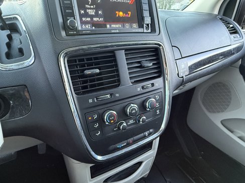 Used 2015 Dodge Grand Caravan SXT w/ UConnect Hands-Free Group image 18