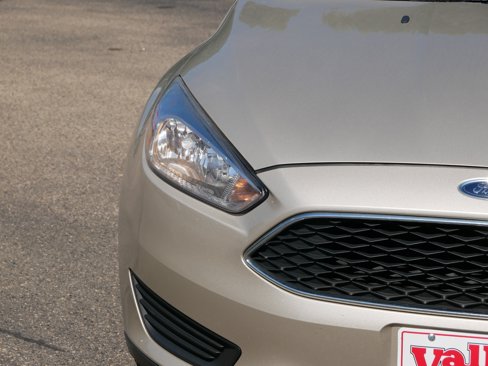 Used 2017 Ford Focus SE w/ SE Winter Package image 3