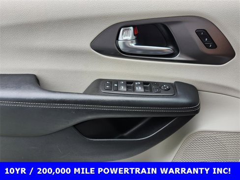 Used 2023 Chrysler Pacifica Touring-L image 28