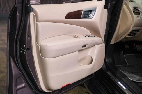Used 2016 Nissan Pathfinder Platinum w/ Family Entertainment Package image 39