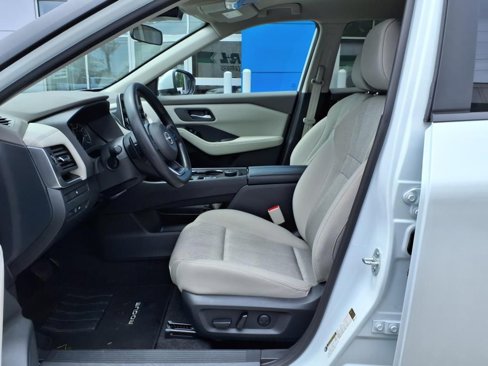 Used 2024 Nissan Rogue SV image 11