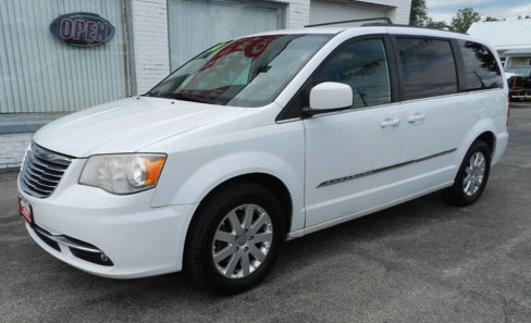 Used 2014 Chrysler Town & Country Touring image 3