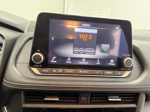 Used 2024 Nissan Rogue SV image 25