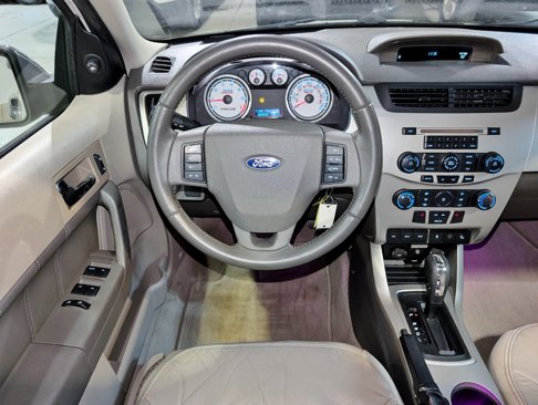Used 2010 Ford Focus SEL image 3