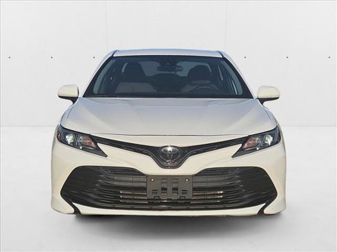 Used 2019 Toyota Camry LE image 2