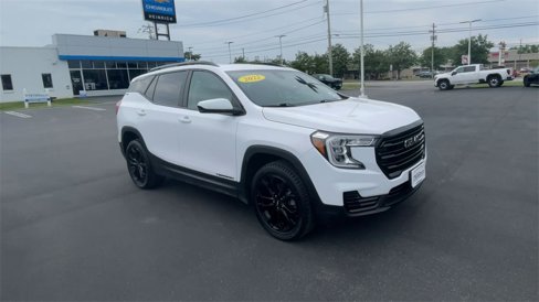 Used 2022 GMC Terrain SLE w/ Driver Convenience Package image 2