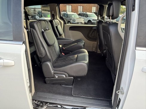 Used 2019 Dodge Grand Caravan SXT image 18
