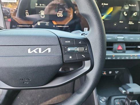 New 2025 Kia K4 LXS image 23