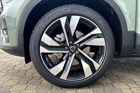 New 2025 Volvo XC40 B5 Ultra w/ Protection Package Premier image 17