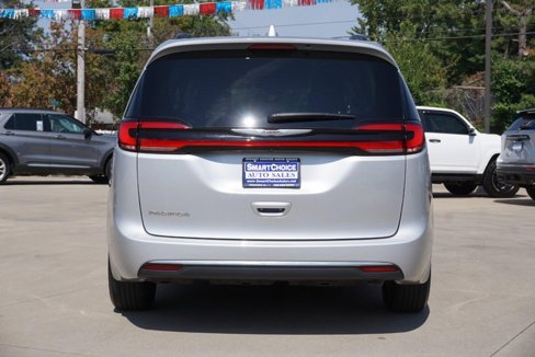 Used 2022 Chrysler Pacifica Touring-L image 4