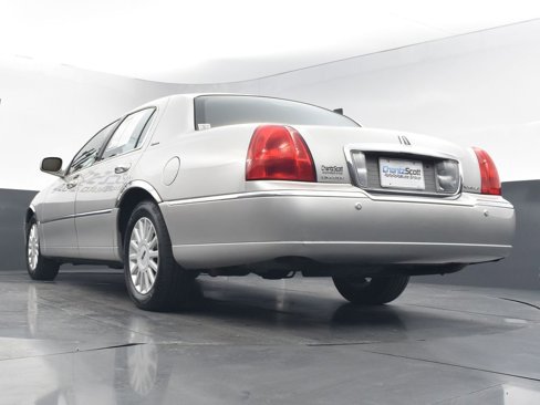 Used 2005 Lincoln Town Car Signature image 28