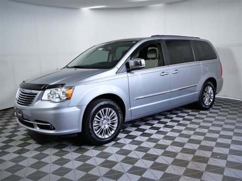 Used 2015 Chrysler Town & Country Touring-L image 5