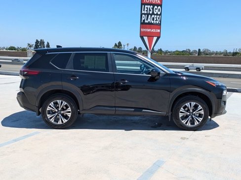 Used 2023 Nissan Rogue SV image 4