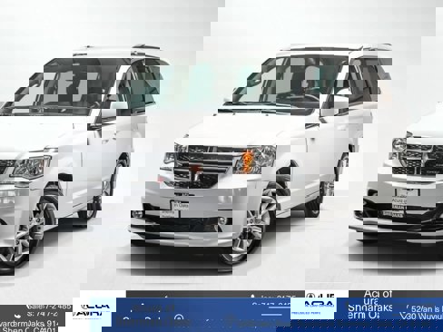 Used 2019 Dodge Grand Caravan SXT image 1