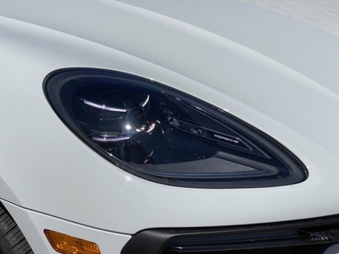 Certified 2025 Porsche Macan image 32