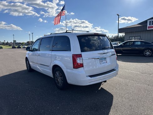 Used 2014 Chrysler Town & Country Touring-L w/ Driver Convenience Group image 4
