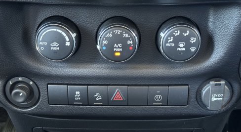 Used 2013 Jeep Wrangler Unlimited Rubicon image 30