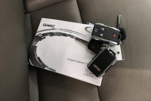 Used 2017 GMC Canyon SLT w/ Driver Alert Package image 11