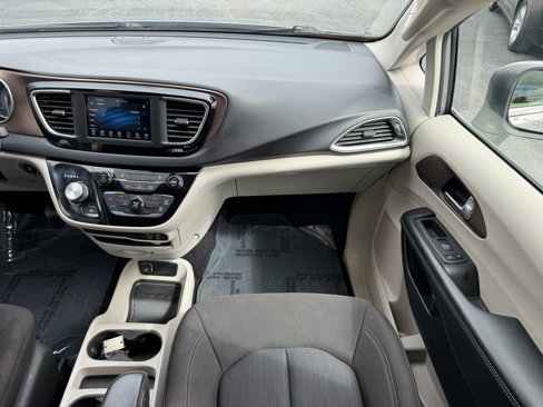 Used 2020 Chrysler Voyager LX image 25