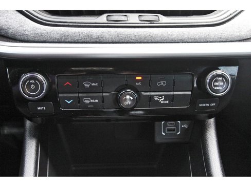 Used 2025 Jeep Compass Latitude image 27