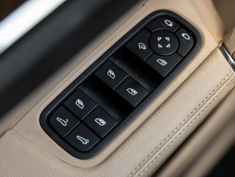 Certified 2022 Porsche Cayenne Platinum Edition image 19