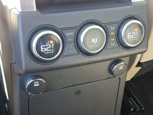 Used 2017 Land Rover Discovery HSE image 12