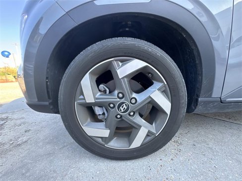 Used 2022 Hyundai Venue Limited image 3
