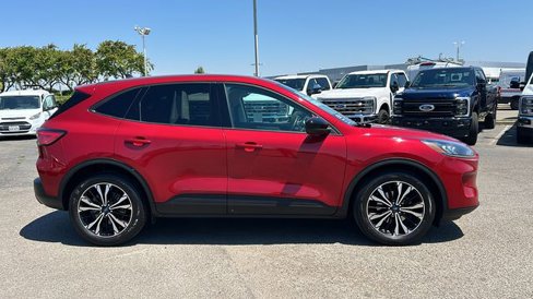 Used 2022 Ford Escape SE w/ SE Sport Appearance Package image 2