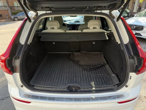 Used 2022 Volvo XC60 B5 Momentum w/ Advanced Package image 7