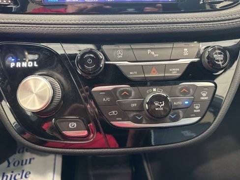 Used 2020 Chrysler Pacifica Limited image 19