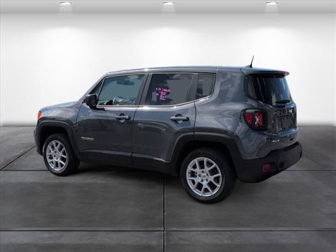 Used 2023 Jeep Renegade Latitude image 3