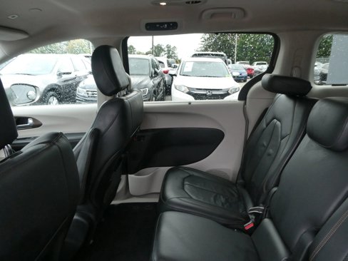 Used 2018 Chrysler Pacifica Touring-L image 27