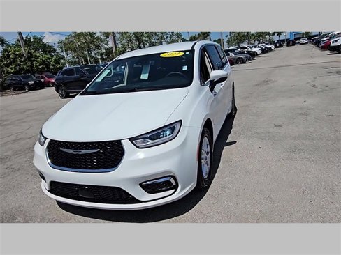 Used 2023 Chrysler Pacifica Touring-L image 31