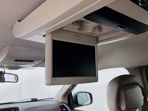 Used 2016 Chrysler Town & Country Touring image 26