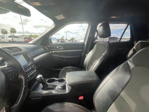 Used 2018 Ford Explorer XLT w/ Equipment Group 202A image 10