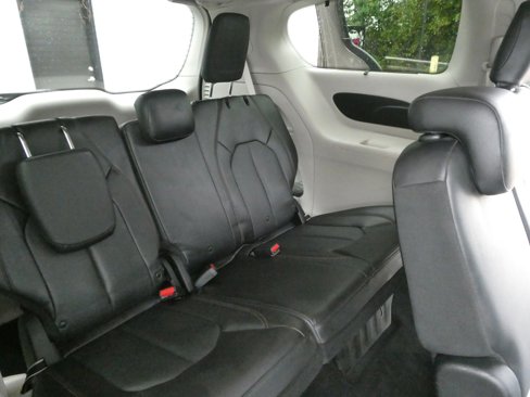 Used 2018 Chrysler Pacifica Touring-L image 30